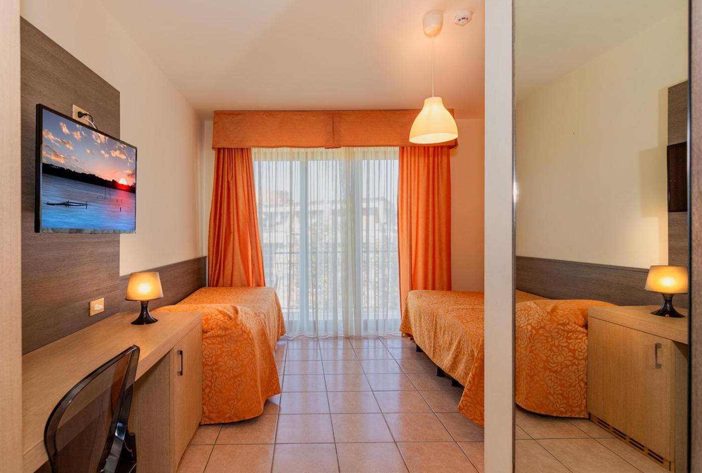 Hotel Dei Tigli Лидо Ди Камайоре Екстериор снимка