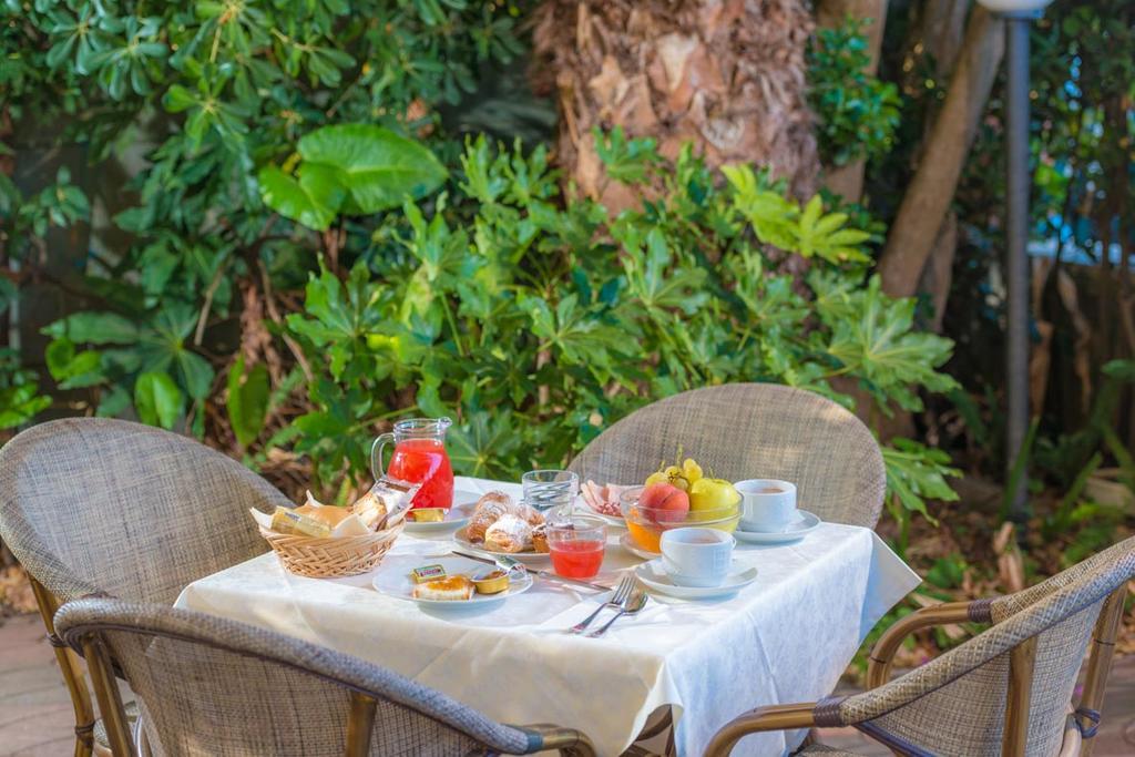 Hotel Dei Tigli Лидо Ди Камайоре Екстериор снимка